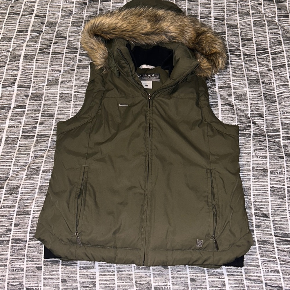 Columbia, women’s size L, Olive